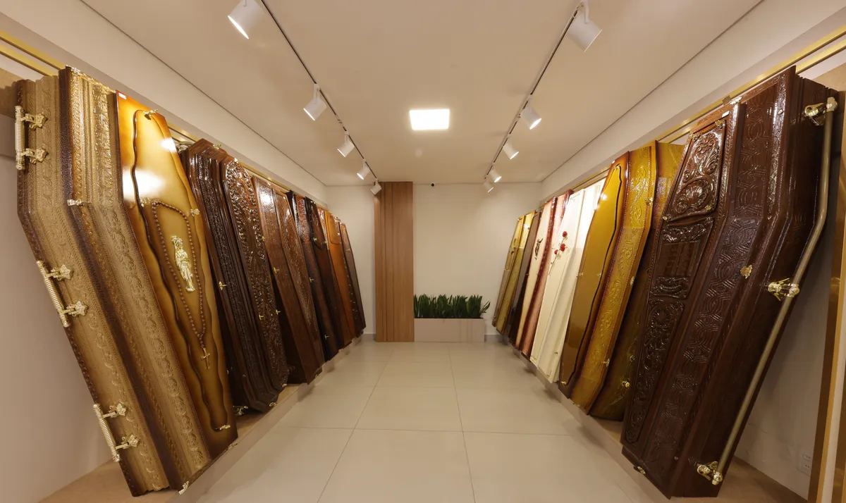 Showroom de urnas funerárias de alto padrão